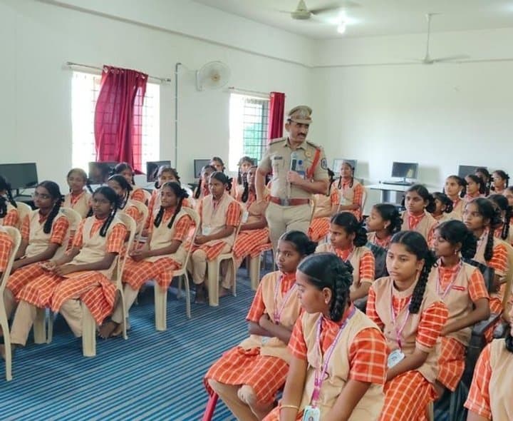 యాదాద్రిలో మహిళా, బాలల భద్రతపై అవగాహన