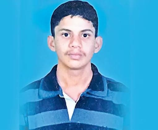 తల్లి చెయ్యి జారి ప్రాణాలు కోల్పోయిన బాలుడు