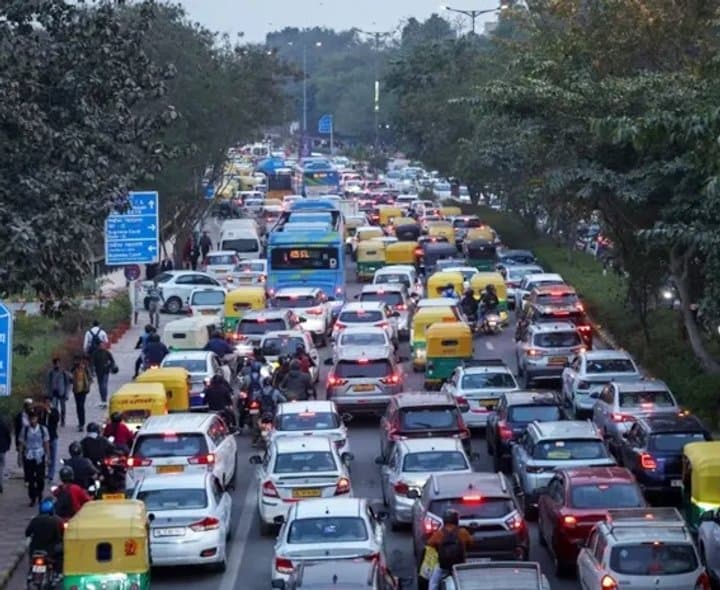 పెట్రోల్ కార్లకు తగ్గిన ఆదరణ