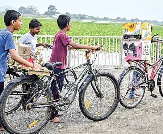 సైకిళ్లపైనే బుడతల వినాయక నిమజ్జనం