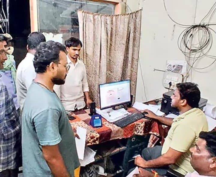 పంటల బీమాలో రెండు జిల్లాలదే దూకుడు