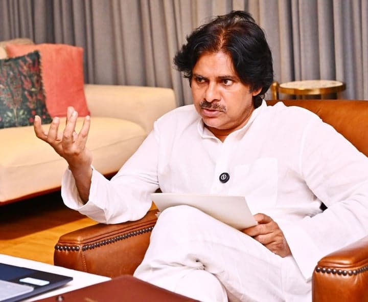 కాకినాడలో తుపాను ప్రభావం, సహాయక చర్యలపై పవన్ సమీక్ష