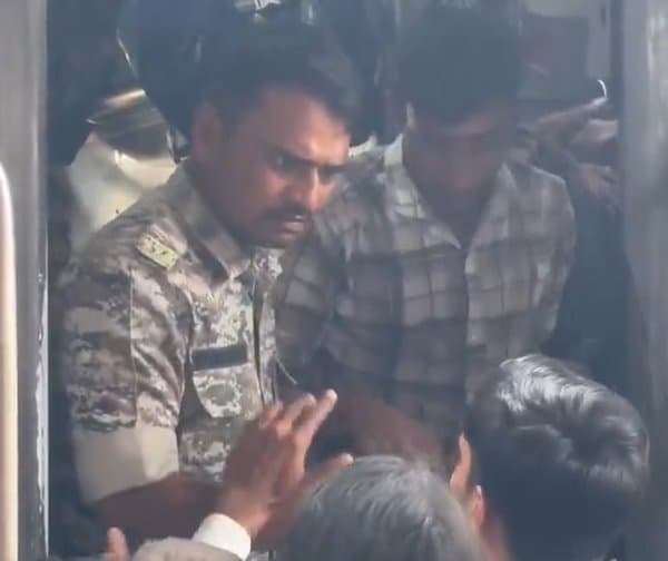 రైలులో క్రమశిక్షణను పునరుద్ధరించిన సీఆర్‌పీఎఫ్ జవాన్ - Udayam Digital