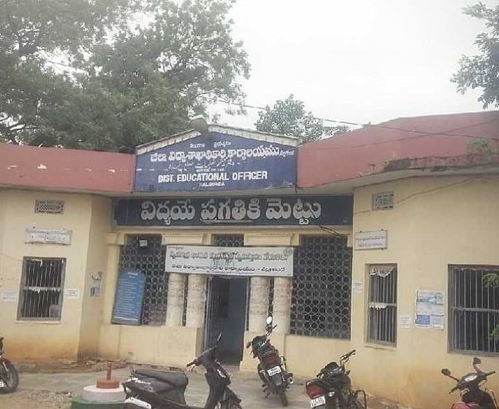 130 మంది ఉపాధ్యాయులకు నోటీసులు