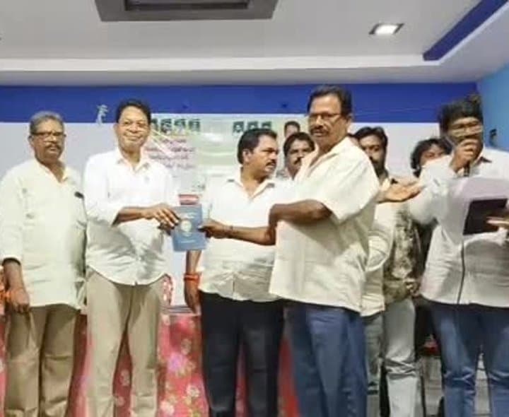 రైతులకు నూతన పట్టాదారు పాస్‌పుస్తకాలు - Udayam