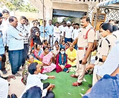 మున్సిపల్ ఛైర్మన్ ఇంటి ఎదుట యువతి ఆందోళన