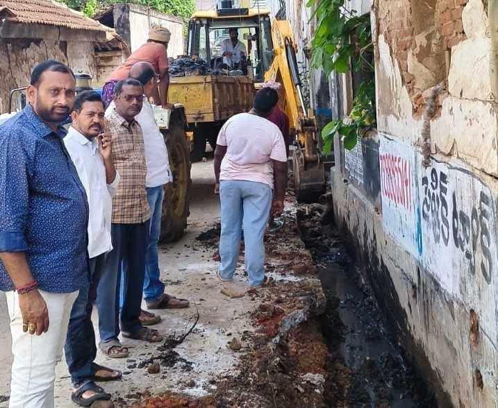 గొల్లప్రోలులో రూ.8 లక్షలతో డ్రైనేజీ - Udayam