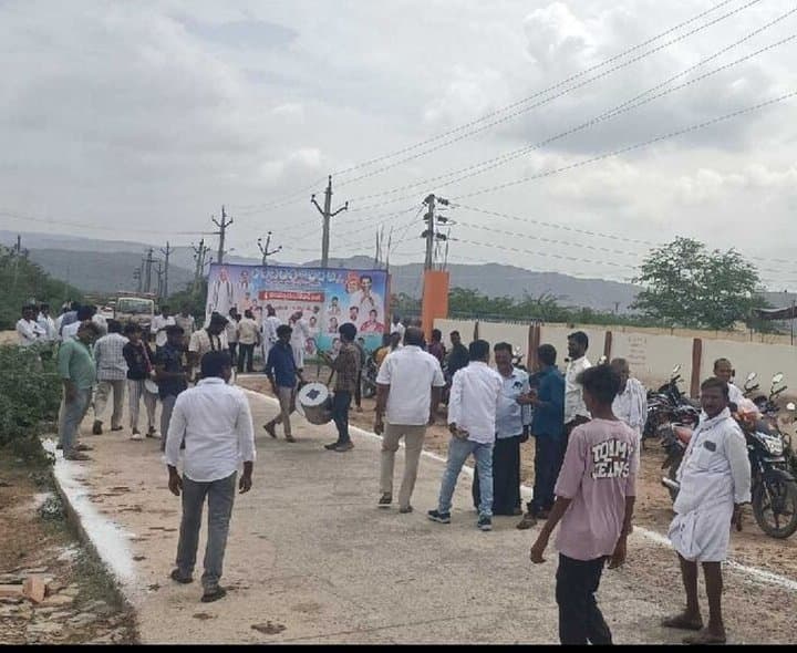 ఎంపీడీవో కార్యాలయం వద్ద ఉద్రిక్తత