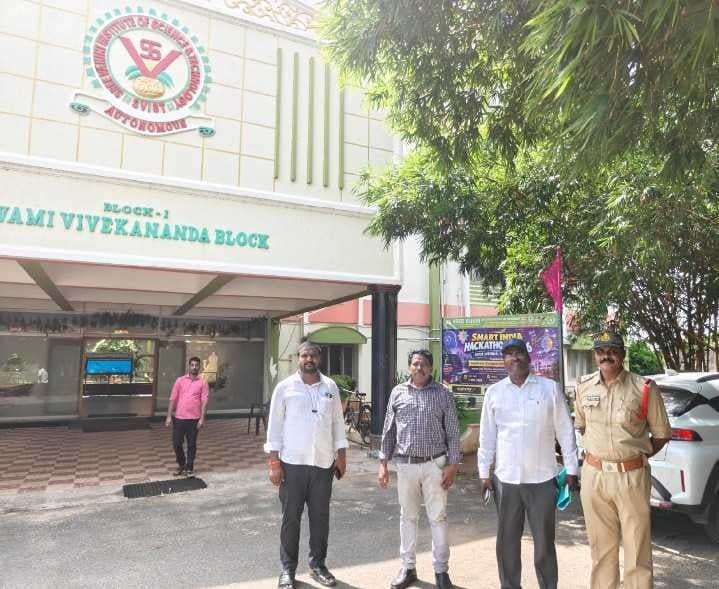 తిరువూరులో స్ట్రాంగ్ రూమ్‌లపై నిఘా - Udayam