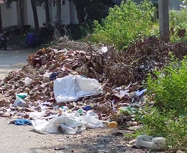 ఎమ్మెల్యే క్యాంపు కార్యాలయం ఎదుట చెత్తకుప్ప - Udayam