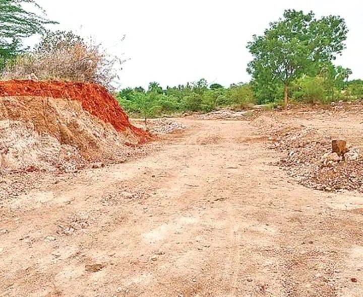 చెరువు కట్ట తెంపి రోడ్డు ఏర్పాటు