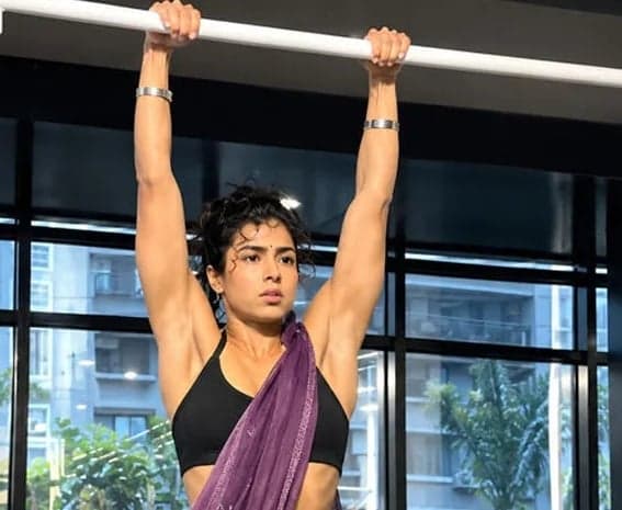 చీరకట్టులో నటి సంయుక్త అరుదైన ఫిట్‌నెస్ ఫీట్