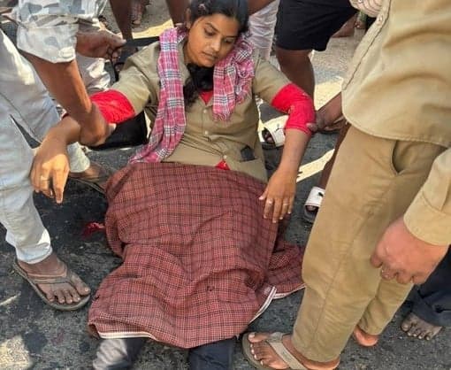 చిల్లర వివాదం.. మహిళా కండక్టర్‌ను కిందకు నెట్టిన ప్రయాణికురాలు