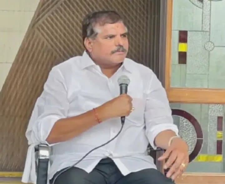 నిరుద్యోగులతో ఆటలాడుతున్నారు