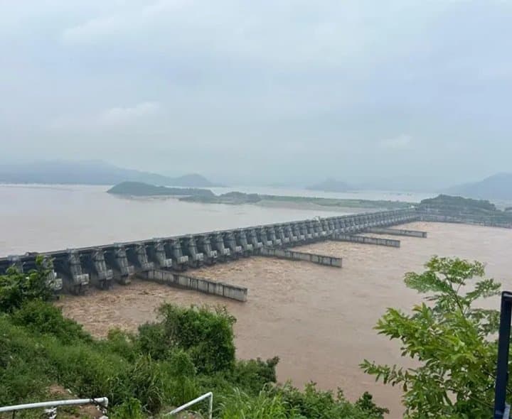 పోలవరం నుంచి భారీగా వరద విడుదల