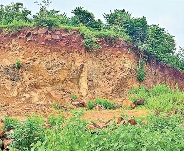 అక్రమ తవ్వకాలతో గుట్టలకు ముప్పు