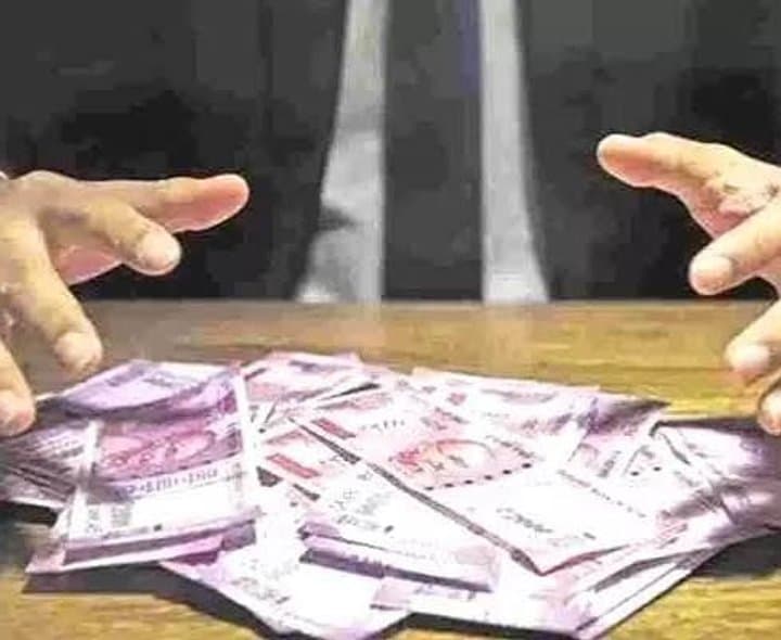 గురుకుల సీట్ల పేరుతో వసూళ్లు