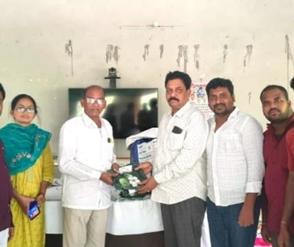 100% సబ్సిడీతో పత్తి విత్తనాల పంపిణీ
