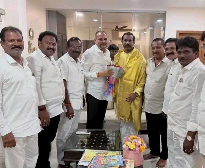 టీడీపీ రాష్ట్ర అధ్యక్షుడిని కలిసిన చిన్న శ్రీను