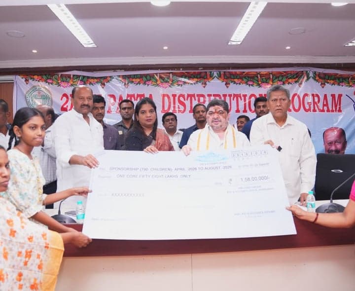 లబ్ధిదారులకు డబుల్ బెడ్‌రూమ్ ఇళ్ల పట్టాలు పంపిణీ - gallery image 4