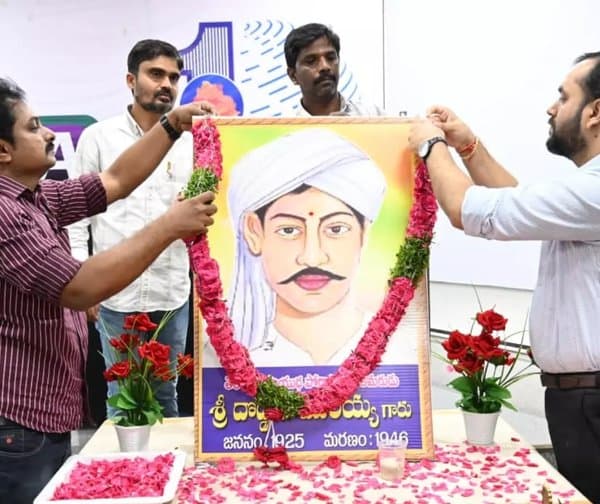 దొడ్డి కొమురయ్యకు ఘన నివాళి