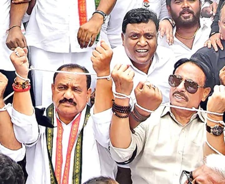 నాంపల్లిలో తీవ్ర ఉద్రిక్తత