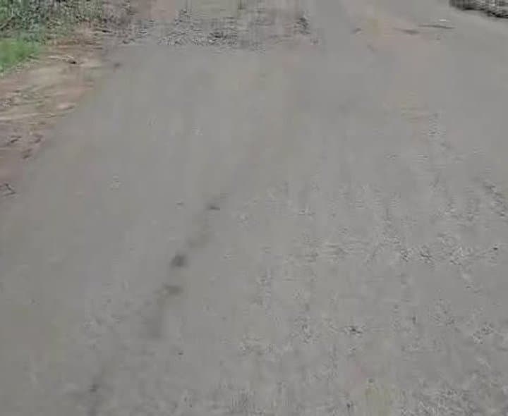 భారీ గుంతల మధ్యలో చిన్నగా ఏలూరుపాడు రహదారి