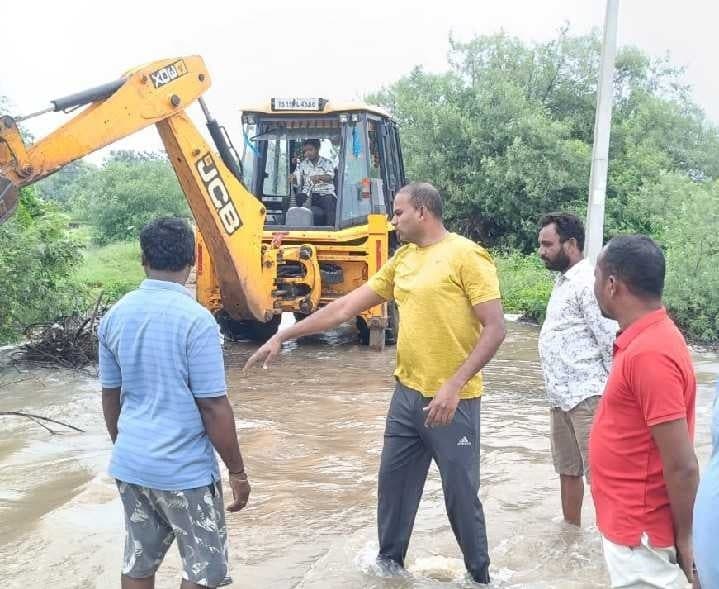 భీమదేవరపల్లిలో వంతెన వద్ద అడ్డంకి తొలగింపు - Udayam