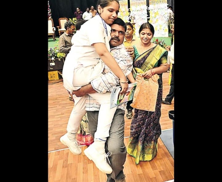 నాన్న తోడుగా.. బాలిక పట్టుదల