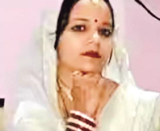 పోలీసుల దాడిలో గర్భవతి మృతి - Udayam