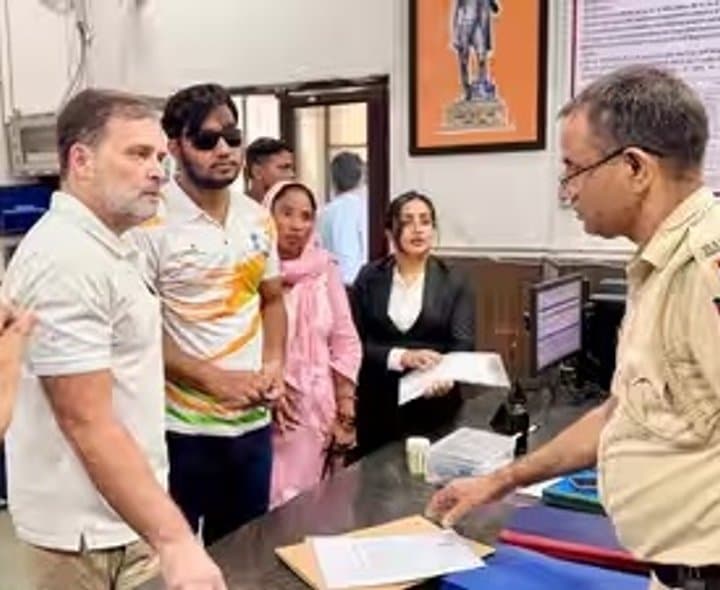 పెల్లెట్‌ గన్‌ బాధితుడితో స్టేషన్‌కు రాహుల్‌