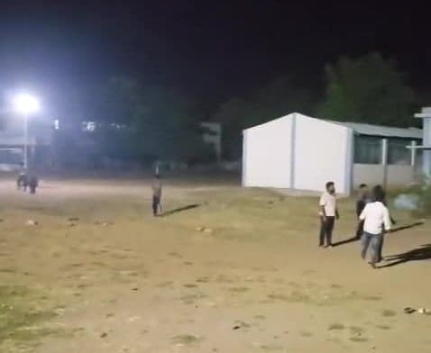 తానూర్‌ పాఠశాల ఆవరణలో విద్యుత్‌ దీపాలు - Udayam
