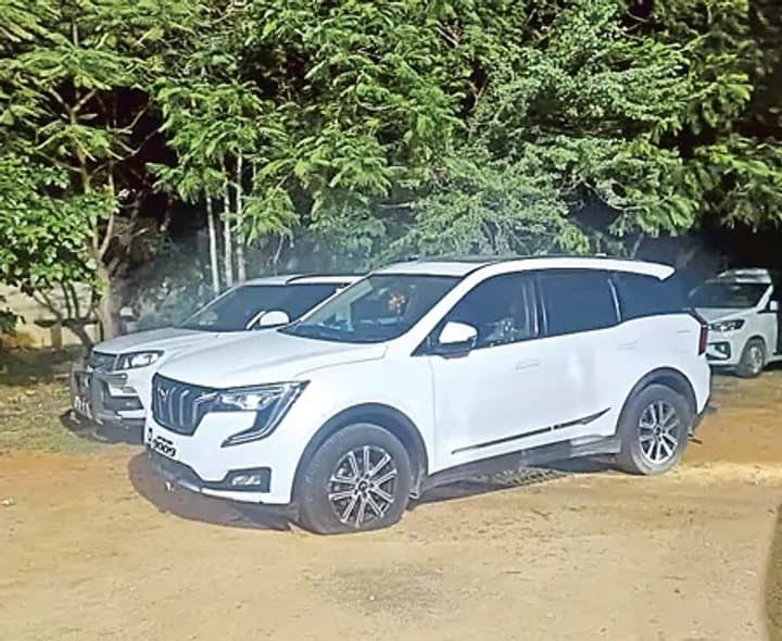 ఎమ్మెల్యే వాహనంలో ఆయుధాలు