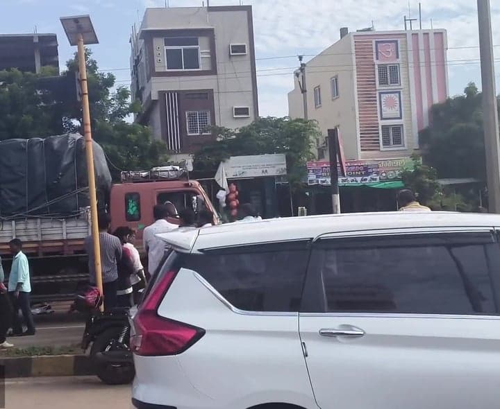 సదాశివపేటలో రెండు కార్లను ఢీకొట్టిన డీసీఎం - Udayam