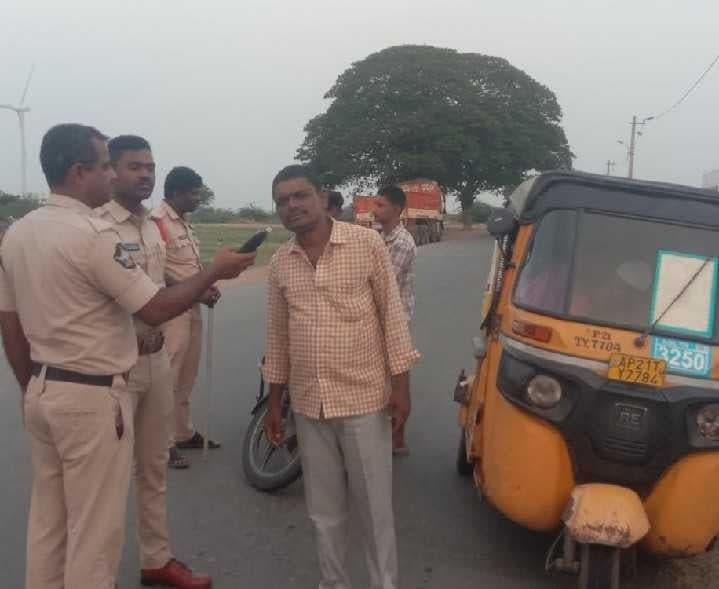 గూడూరు వద్ద డ్రంక్‌ అండ్‌ డ్రైవ్‌ తనిఖీలు - Udayam