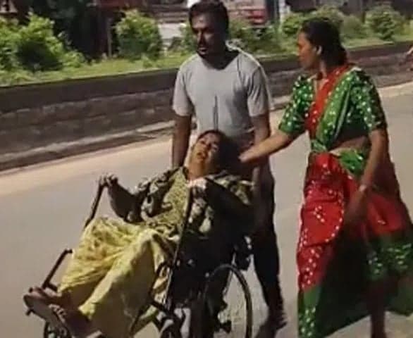 తల్లిని వీల్‌చైర్‌పై ఎమ్మెల్యే ఇంటికి తీసుకెళ్లిన కుమారుడు