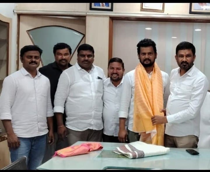 నూతన బాధ్యతలు స్వీకరించిన కాంగ్రెస్ నాయకులకు ఘన సన్మానం