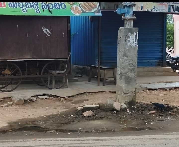 తెలకపల్లిలో పైపులైన్ లీకేజీ.. నీరు వృథా - Udayam