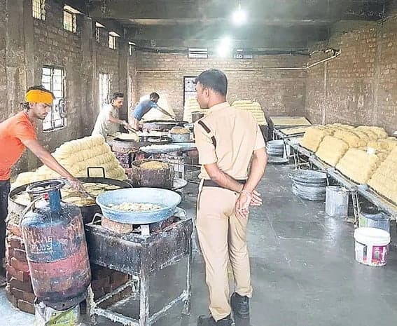 పేనీల కేంద్రాలపై దాడులు