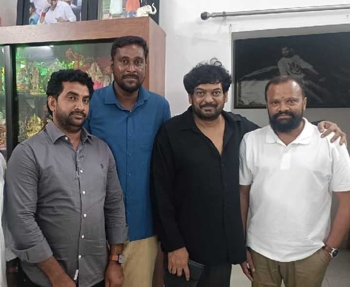 పూరీని కలిసిన వైసీపీ నేత