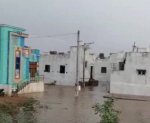 ఋషికుడ్డ గ్రామాన్ని చుట్టుముట్టిన వరద నీరు - Udayam