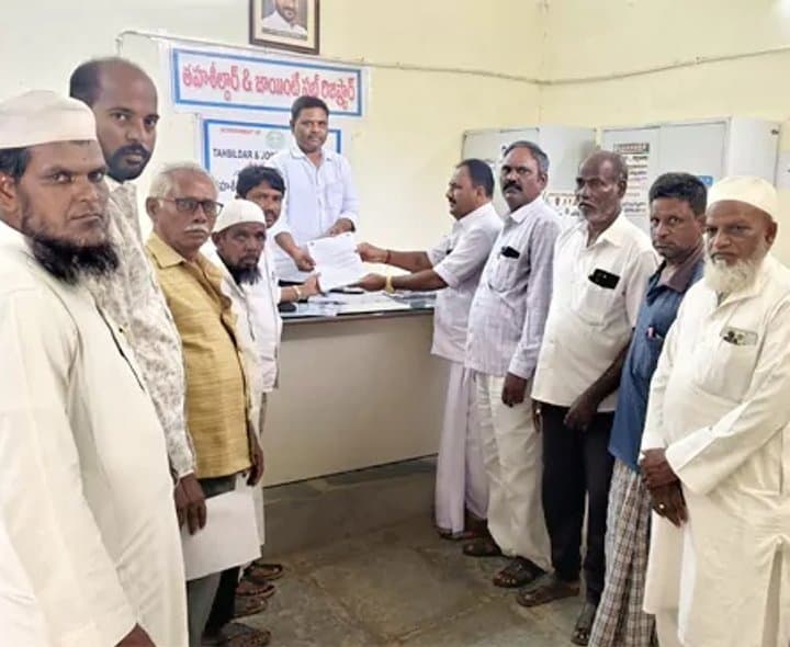 కొత్త రాజోలిలో ప్రభుత్వ భవనాలు నిర్మించాలని వినతి