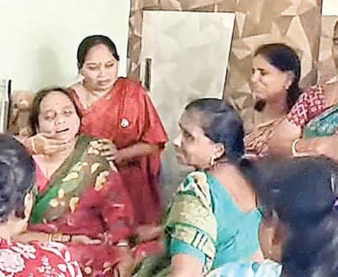 అమెరికా రోడ్డు ప్రమాదంలో యువతి మృతి
