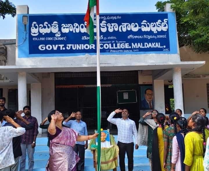 మల్దకల్‌ కళాశాలలో ప్రజాపాలన దినోత్సవం - Udayam