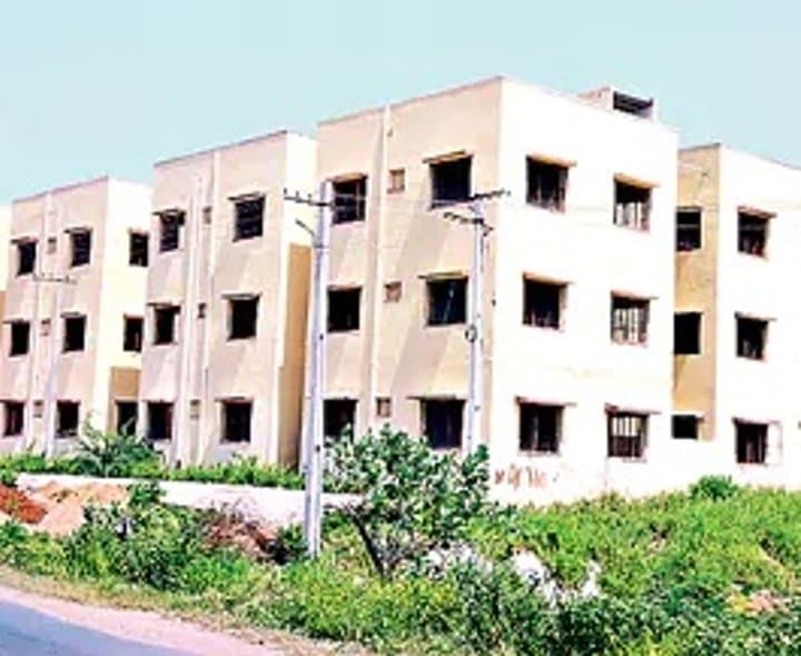 డబుల్‌ బెడ్‌రూం ఇళ్ల పంపిణీకి బ్రేక్‌