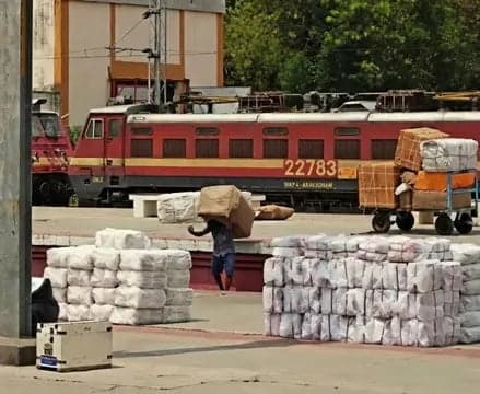 రైల్వేలో ఇంటి నుంచే పార్సల్ బుకింగ్