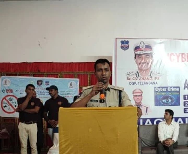 సైబర్ మోసాలపై అప్రమత్తంగా ఉండాలి
