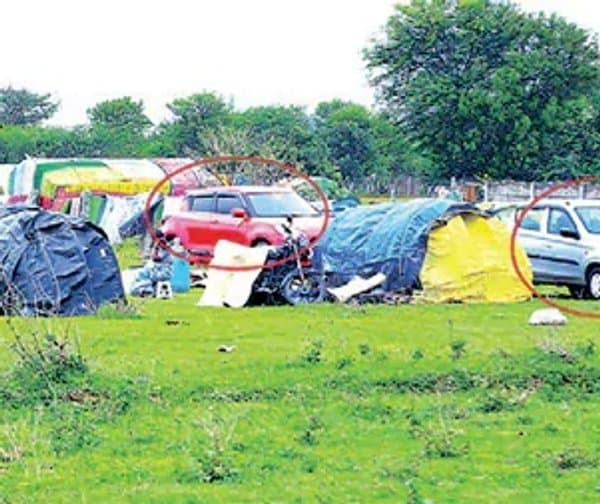 పూరిగుడిసెల ముందు కార్ల వింత