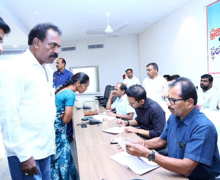 ప్రజావాణి దరఖాస్తులను గడువులోగా పరిష్కరించాలి: ములుగు కలెక్టర్ - gallery image 3