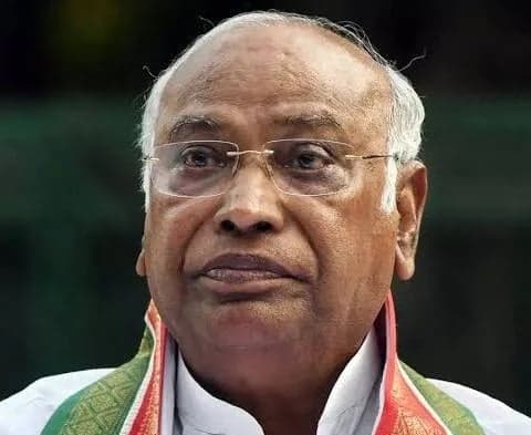 ప్రజాస్వామ్య పునాదులను ధ్వంసం చేస్తున్నారు: ఖర్గే